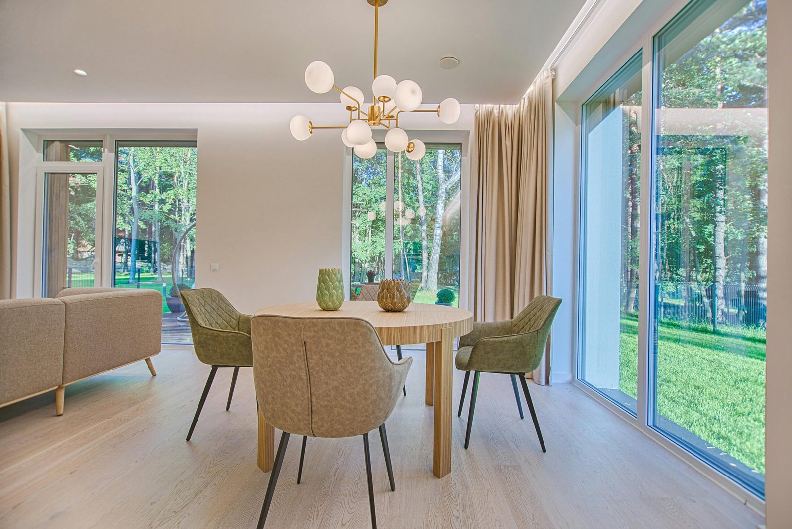 These kitchen window treatments combine function and charm, offering soft filtered light and decorative impact. A perfect match for farmhouse or transitional interiors, this Graber custom solution adds comfort and character.