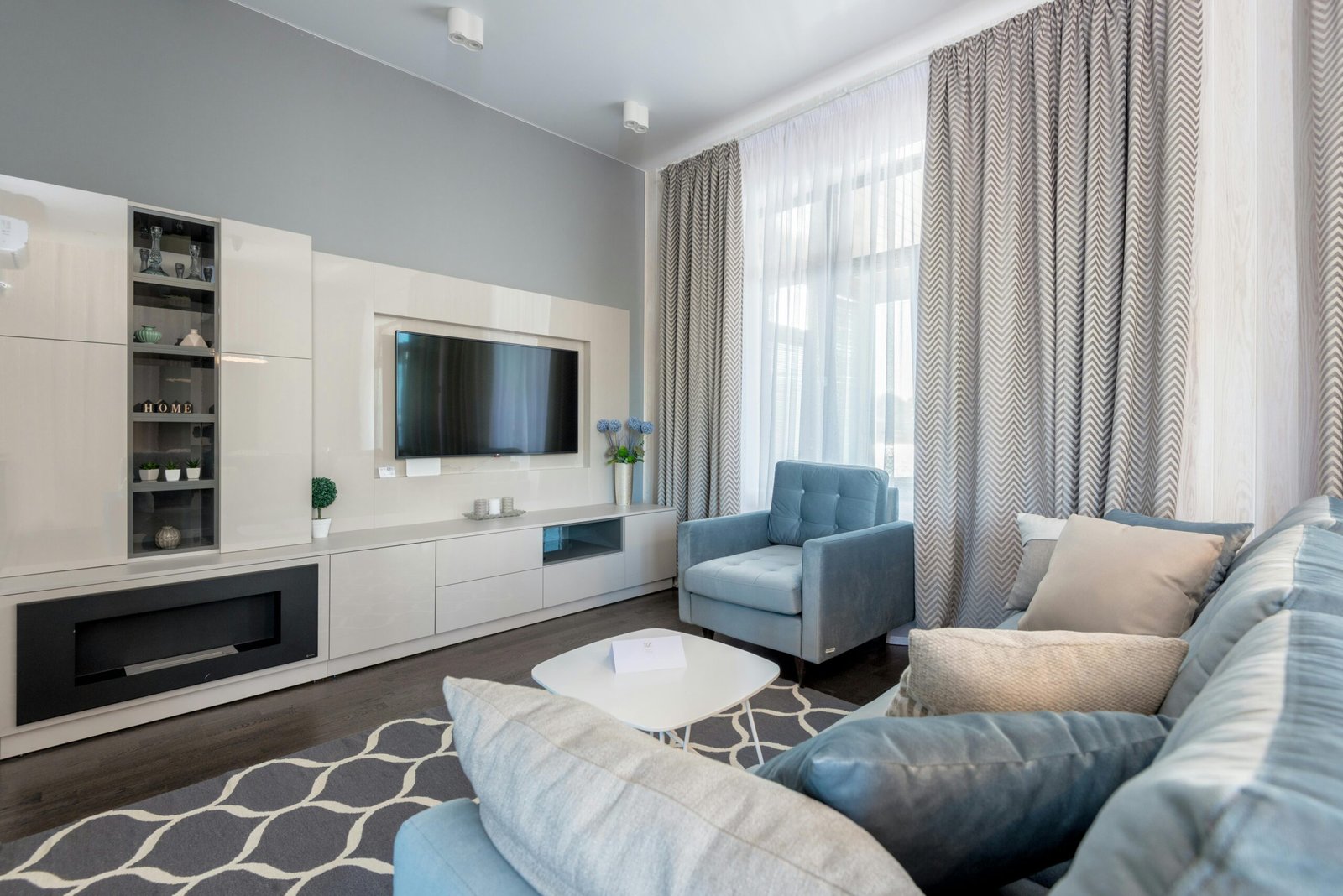 Statement-making yet streamlined, these custom window treatments create visual interest with their rich color and geometric pattern. An ideal choice for homeowners who want window coverings with personality.